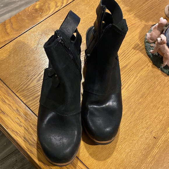 Sorel booties with detailed open back - Picture 5 of 6